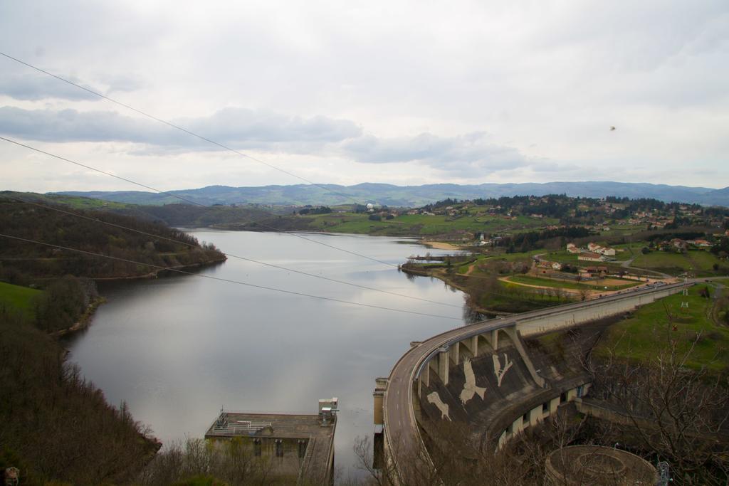 Gites Le Lancelot Ambierle Bagian luar foto