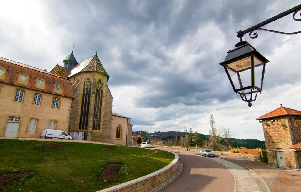Gites Le Lancelot Ambierle Bagian luar foto