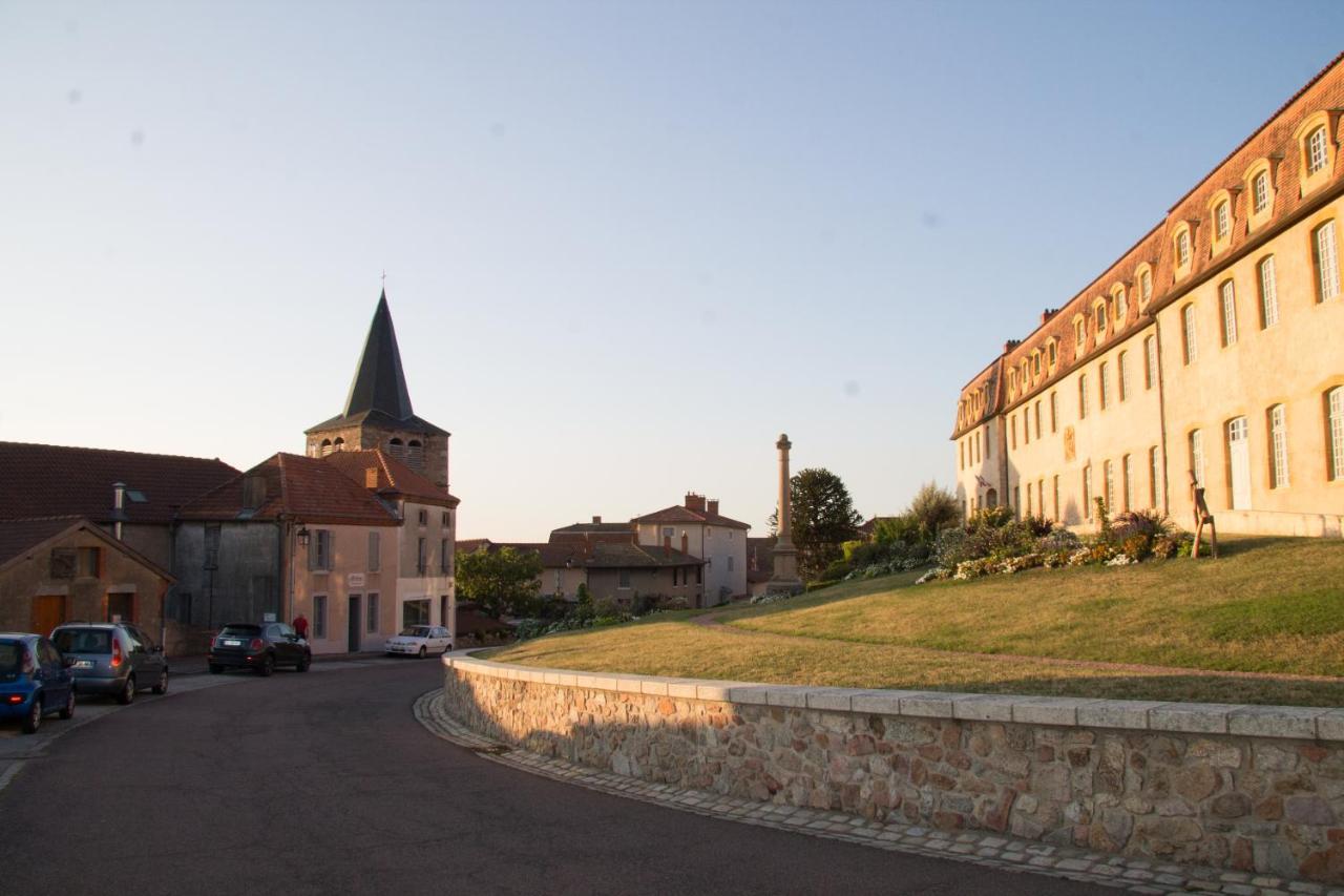 Gites Le Lancelot Ambierle Bagian luar foto