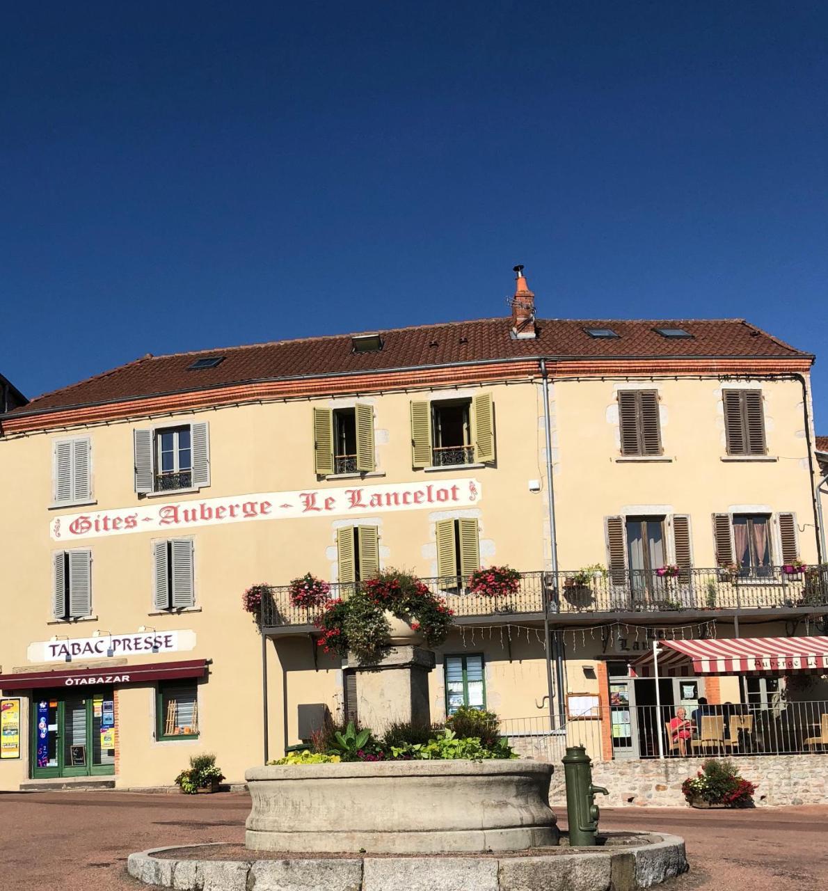 Gites Le Lancelot Ambierle Bagian luar foto