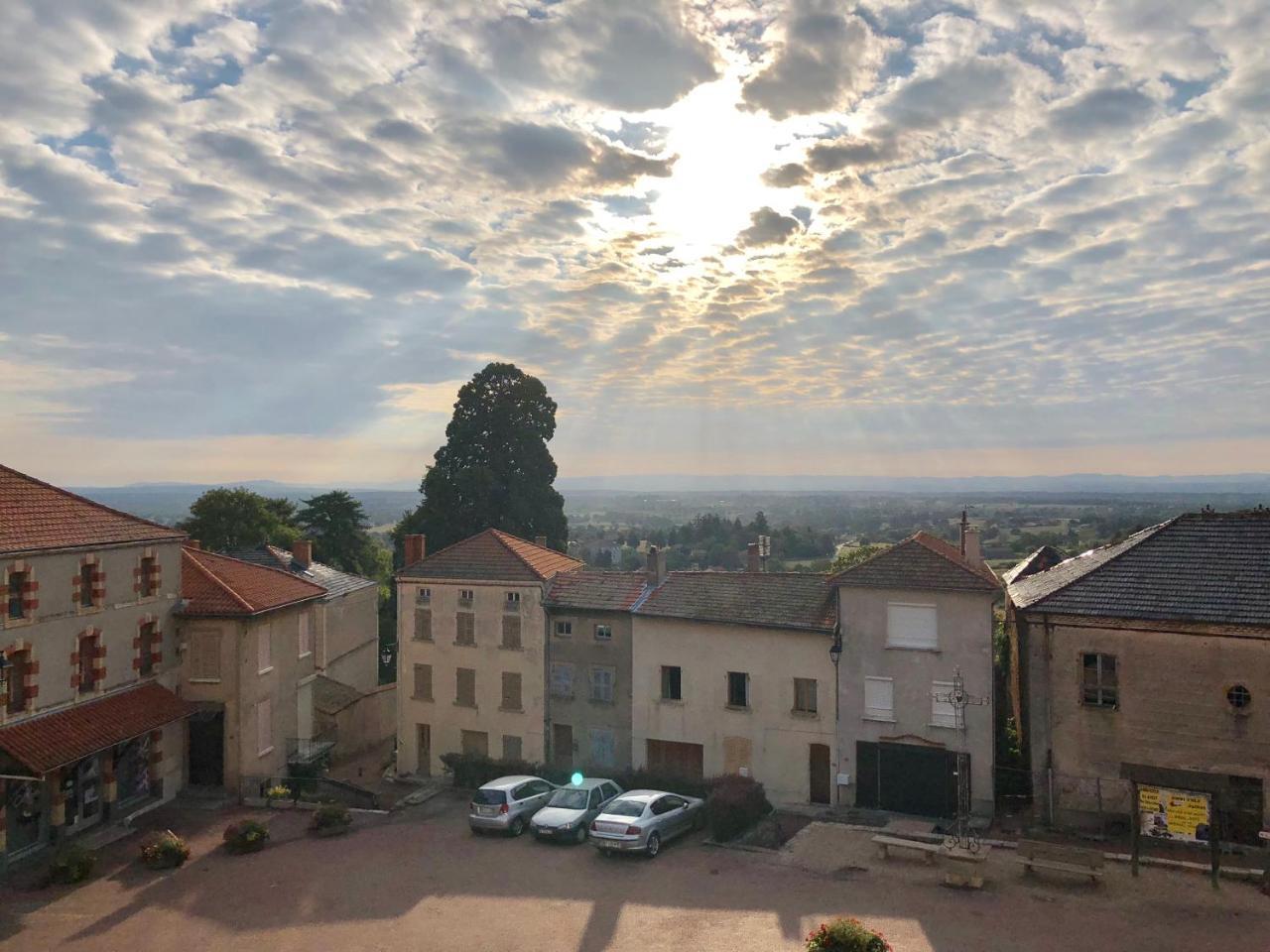 Gites Le Lancelot Ambierle Bagian luar foto